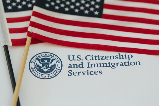 Tanto la Green Card como la ciudadanía americana ofrecen ventajas distintas para una vida estable en Estados Unidos. Foto: USCIS   