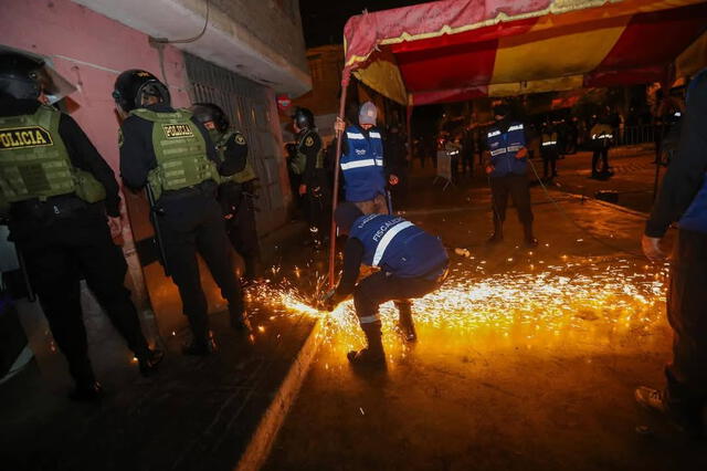 El personal de Fiscalización estuvo acompañado de la Policía Nacional al realizar el desalojo de ambulantes