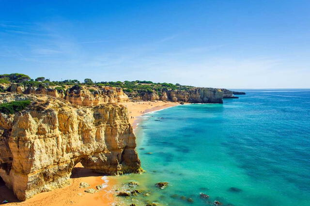  Portugal se convierte en un destino ideal para el descanso de cualquier trabajador, gracias a sus impresionantes playas y un clima que ofrece cerca de 300 días de sol al año. Foto: Rutas de Escape - Logitravel    