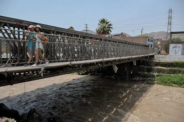 Personas transitando por el puente Bethania, en Puente Piedra. Foto: Miguel Vásquez   