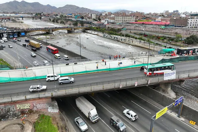 Reconstrucción del puente Ricardo Palma requirió el cierre parcial de la Vía Evitamiento en las últimas semanas. Foto: Andina 