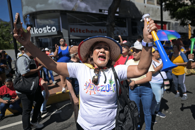  Personas marchan a favor de la oposición en Venezuela. Foto: EFE   