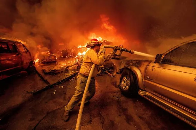  Bombero trata de sofocar el incendio que afecta el paisaje de California. Foto: El País    