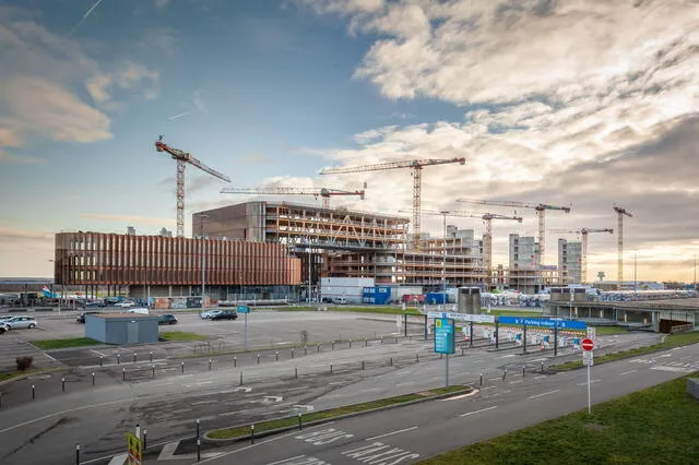  El Skypark Business Center es una construcción híbrida de madera que prioriza la sostenibilidad en Luxemburgo. Foto: Mefaform Architects.    