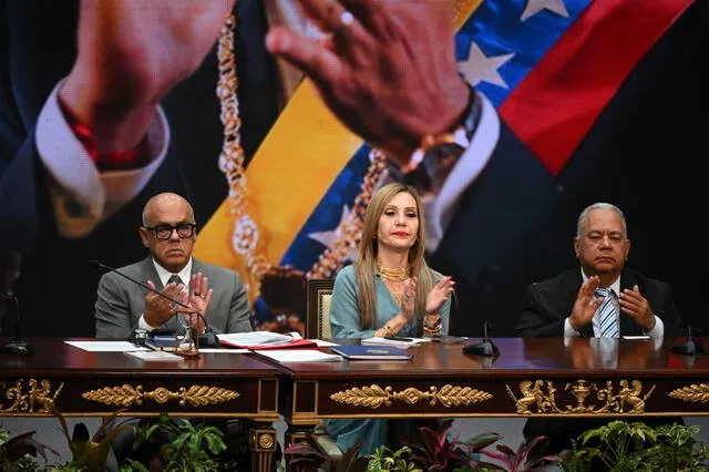  El presidente de la Asamblea Nacional de Venezuela, la presidenta del Tribunal Supremo de Justicia y el presidente del Consejo Nacional Electoral aplauden mientras Maduro pronuncia su discurso anual ante el Parlamento en Caracas, este 15 de enero de 2025. Foto: AFP.   