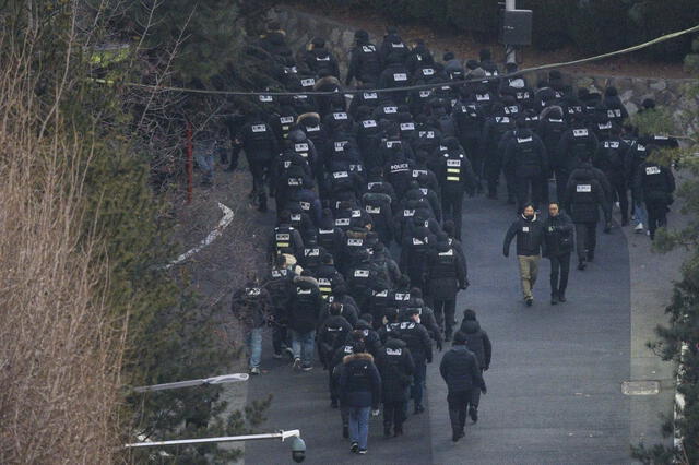  Más de 3.000 agentes de policía entraron al recinto de la residencia presidencial de Yoon Suk-yeol, en Seúl. Foto: AFP.   