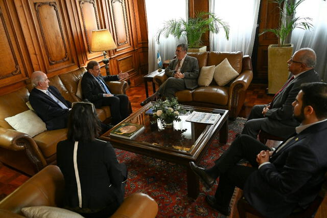 El presidente de Guatemala, Bernardo Arévalo, y el líder de la oposición venezolana, Edmundo González Urrutia, durante una reunión en el Palacio de la Cultura en Ciudad de Guatemala este 15 de enero de 2025. Foto: AFP.   