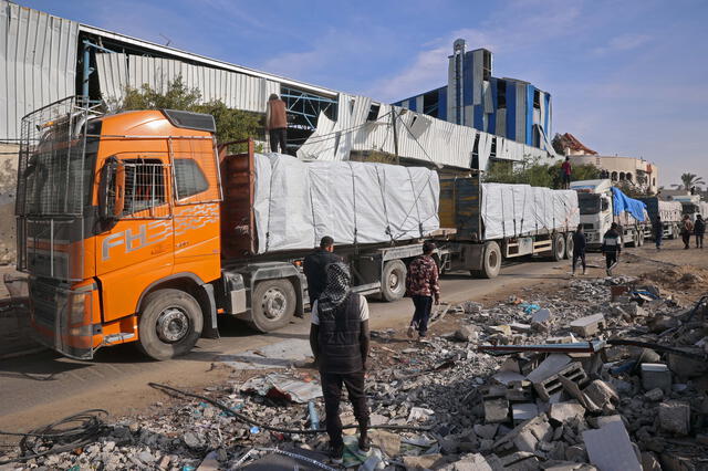 Como parte del alto al fuego, se espera la entrada diaria de 600 camiones de ayuda a Gaza, incluyendo alimentos, medicamentos y 50 camiones de combustible. Foto: AFP   