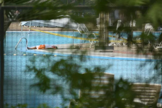  PNP todavía no retira el cuerpo de la playa artificial de San Juan de Lurigancho. Foto: Miguel Vásquez/La República    