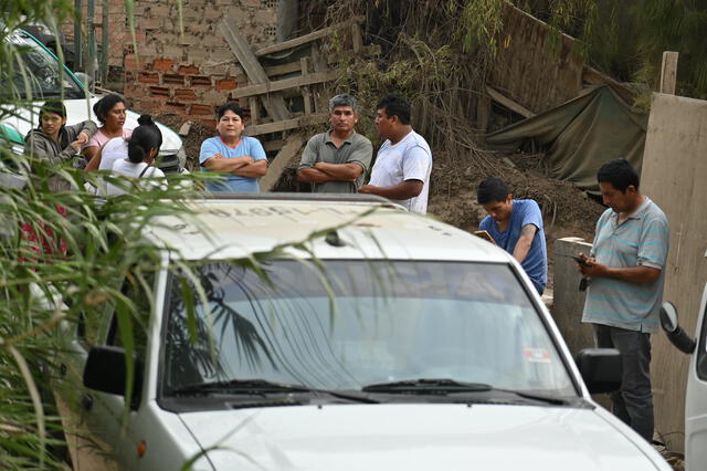 Vecinos de la zona preocupados tras el asesinato de los dos jóvenes. Foto: Miguel Vásquez   