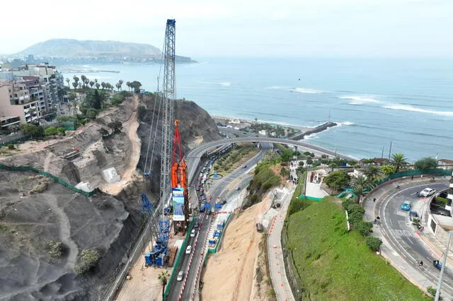 Grúa en la Bajada Armendáriz tras paralización de la obra. Foto: Difusión   