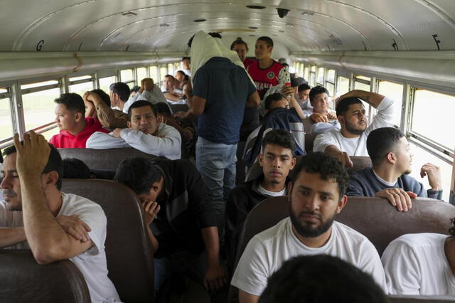  Este servicio, disponible en inglés y español, ofrece asistencia legal y orientación sobre derechos a inmigrantes que puedan ser detenidos por autoridades migratorias. Foto: Los Angeles Times   