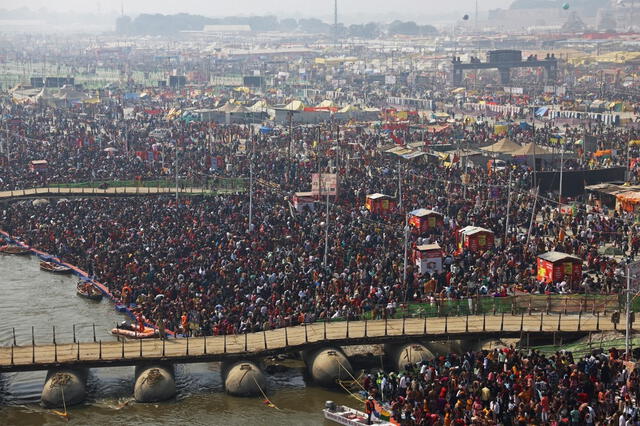 La estampida que tuvo lugar el 29 de enero durante el Kumbh Mela se produjo en una de las rutas hacia el ghat de Sangam. Foto: AFP.   