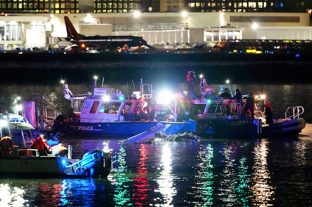  Equipos de emergencia examinan restos del avión en el río Potomac, cerca del aeropuerto Ronald Reagan en Washington, lugar donde se produjo el accidente. Foto: Cadena SER.    