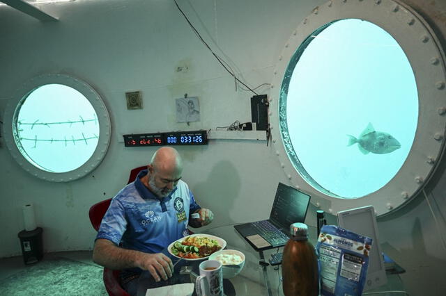 Koch superó la marca previa del estadounidense Joseph Dituri, quien en 2023 pasó 100 días bajo el mar. Foto: AFP.   