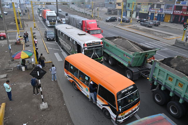 Paro de transportistas fue acatado durante la mañana de este 6 de febrero. Foto: Miguel Vásquez/La República   