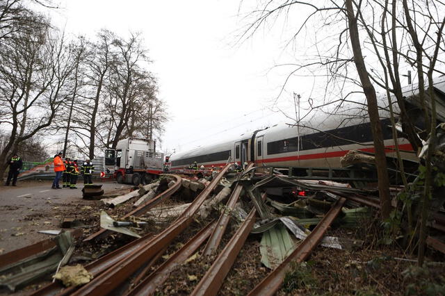 El choque entre el camión y el tren de alta velocidad ICE (InterCity Express) del operador ferroviario alemán Deutsche Bahn sucedió en un paso a nivel en el distrito de Roenneburg de Hamburgo, norte de Alemania. Foto: AFP.   