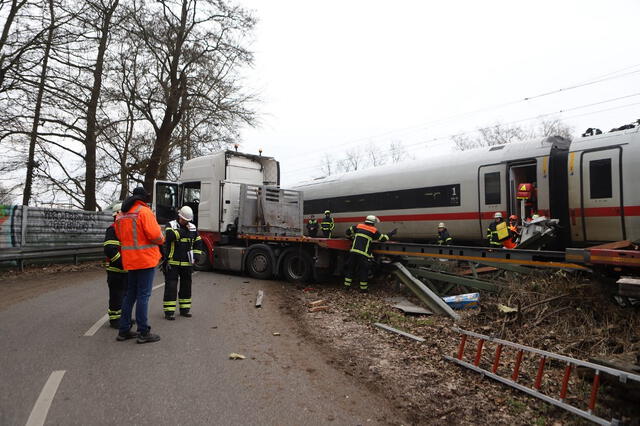  Los bomberos actuaron rápidamente para salvaguardar a los cientos de pasajeros del tren de alta velocidad. Foto: AFP.   