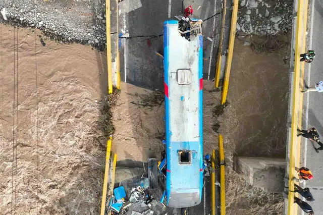 Bus Cruz del Norte en el puente colapsado. Foto: Andina   