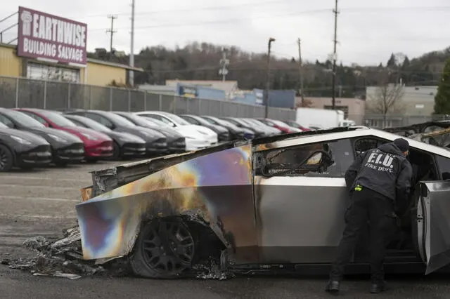Aumentan los ataques a concesionarios Tesla en Estados Unidos. Foto: Los Angeles Times. Aumentan los ataques a concesionarios Tesla en Estados Unidos. Foto: Los Angeles Times.
