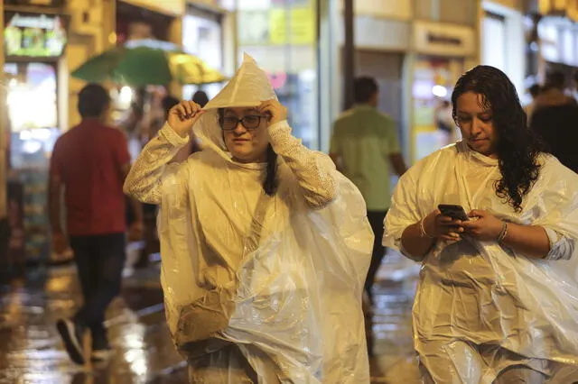 Lluvias intensas se reportarán en Lima y varias regiones del país. Ante ello, las autoridades recomiendan abrigarse y cuidar de pequeños y adultos mayores. Lluvias intensas se reportarán en Lima y varias regiones del país. Ante ello, las autoridades recomiendan abrigarse y cuidar de pequeños y adultos mayores.