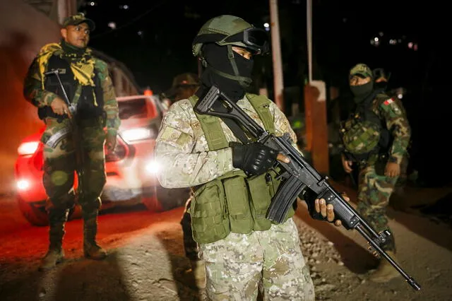  Los uniformados lograron retener a 13 personas,   