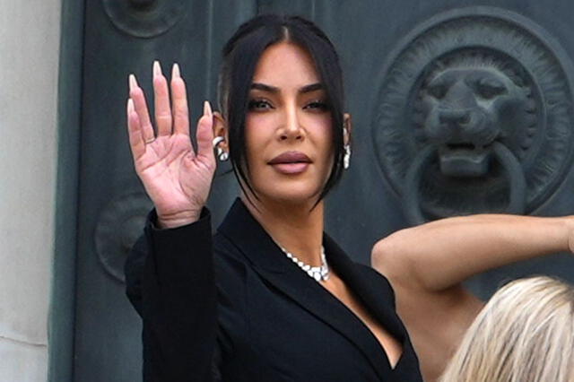 En el 2016, Kim Kardashian atrajo la atención mundial, no por un asombroso look, sino porque fue víctima de robo en su lujosa residencia en París. En el 2016, Kim Kardashian atrajo la atención mundial, no por un asombroso look, sino porque fue víctima de robo en su lujosa residencia en París.