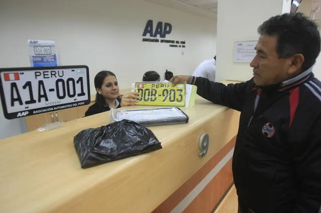 Varios conductores de Lima deberán realizar el cambio de sus placas para no ser multados Varios conductores de Lima deberán realizar el cambio de sus placas para no ser multados