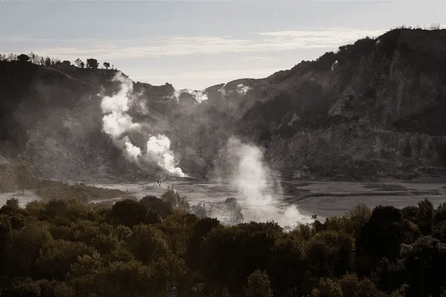  Una investigación revela que la presión del agua subterránea atrapada, y no del magma, podría provocar terremotos en la caldera italiana. Foto: NY Times   