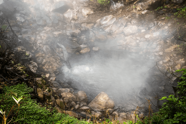  El dióxido de carbono liberado por el magma ascendente burbujea y calienta una poza de agua. El aumento de los gases podría indicar que un volcán está aumentando su actividad. Foto:NASA   