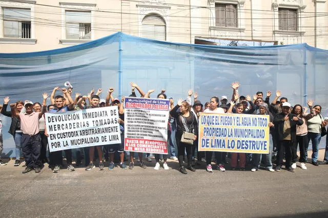 Comerciantes solicitan devolución de su mercadería perdida en la demolición del edificio. Foto: Carlos Félix Comerciantes solicitan devolución de su mercadería perdida en la demolición del edificio. Foto: Carlos Félix