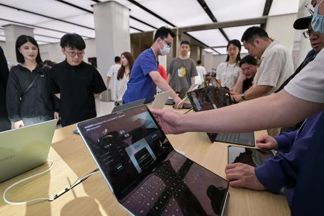 Huawei lanzó oficialmente sus primeros ordenadores con HarmonyOS 5, un sistema operativo 100% chino que busca competir directamente con Windows y macOS. Foto: AFP Huawei lanzó oficialmente sus primeros ordenadores con HarmonyOS 5, un sistema operativo 100% chino que busca competir directamente con Windows y macOS. Foto: AFP