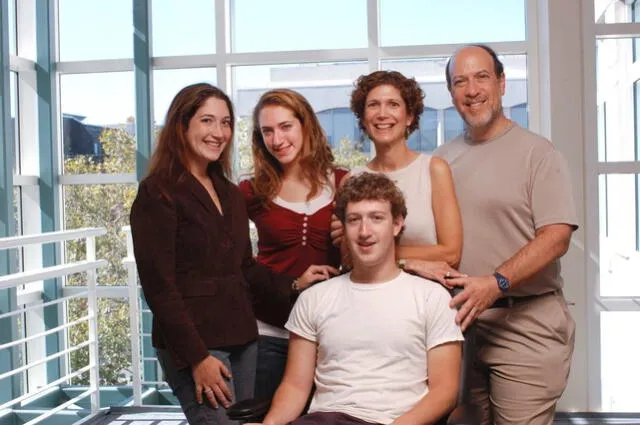 Mark Zuckerberg con sus padres y hermanas. Foto: CNN Mark Zuckerberg con sus padres y hermanas. Foto: CNN