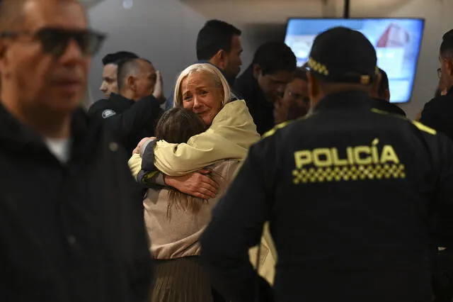 Familiares y amigos del senador Miguel Uribe Turbay esperan recibir noticias sobre su estado de salud tras ser herido de bala. Foto: AFP   