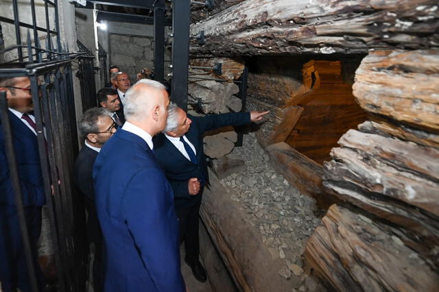 La cámara funeraria de madera recién desenterrada e intacta, que pertenecería a la familia real frigia. Foto: Ministerio de Turismo de Turquía La cámara funeraria de madera recién desenterrada e intacta, que pertenecería a la familia real frigia. Foto: Ministerio de Turismo de Turquía