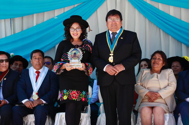 Ministra de Desarrollo e Inclusión Social recibió un presente para Dina Boluarte, pero fue pifiada. Foto: Midis Ministra de Desarrollo e Inclusión Social recibió un presente para Dina Boluarte, pero fue pifiada. Foto: Midis