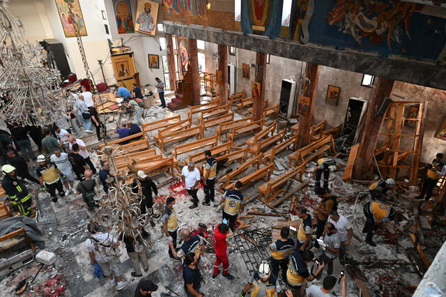 Testigos relataron que el atacante disparó contra los feligreses antes de detonar su cinturón explosivo. Foto: AFP Testigos relataron que el atacante disparó contra los feligreses antes de detonar su cinturón explosivo. Foto: AFP