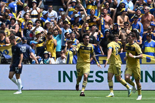 El defensor argentino Matías Di Lollo celebra el gol de Boca con el delantero uruguayo, Edinson Cavani. Foto: AFP El defensor argentino Matías Di Lollo celebra el gol de Boca con el delantero uruguayo, Edinson Cavani. Foto: AFP