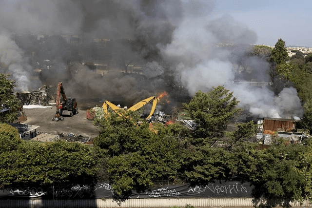 Equipos de rescate demoraron varias horas en parar el siniestro. Foto: X Equipos de rescate demoraron varias horas en parar el siniestro. Foto: X
