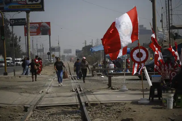 Los alrededores de la vía férrea muestran la presencia de vendedores ambulantes. Foto: Sebastián Blanco   
