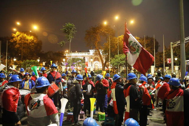 Los integrantes de la Confemin se mantienen ubicados frente al Congreso para protestar por el rechazo a la Ley Mape. Foto: Carlos Félix Los integrantes de la Confemin se mantienen ubicados frente al Congreso para protestar por el rechazo a la Ley Mape. Foto: Carlos Félix