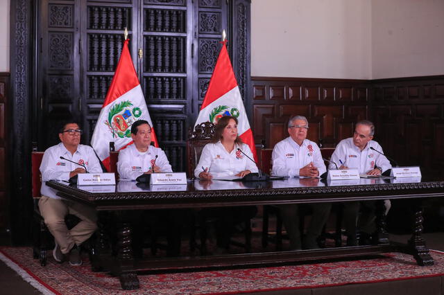 Dina Boluarte y sus ministros justificaron la exclusión de más de 50.000 mineros del Reinfo. Foto: Andina Dina Boluarte y sus ministros justificaron la exclusión de más de 50.000 mineros del Reinfo. Foto: Andina