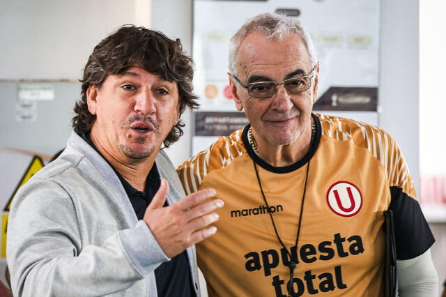 Esta imagen marcó el regreso del uruguayo al comando técnico de los cremas, posando junto a Jean Ferrari, actual presidente de la 'U'. Foto: Andina Esta imagen marcó el regreso del uruguayo al comando técnico de los cremas, posando junto a Jean Ferrari, actual presidente de la 'U'. Foto: Andina