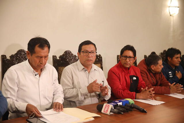 Dirigentes de la Confemin brindaron una conferencia de prensa para informar acerca de la tregua con el gobierno. Foto: Carlos Félix/La República Dirigentes de la Confemin brindaron una conferencia de prensa para informar acerca de la tregua con el gobierno. Foto: Carlos Félix/La República