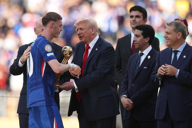 Cole Palmer recibe el título del MVP del Mundial de Clubes en manos del Presidente de Estados Unidos, Donald Trump. Foto: AFP Cole Palmer recibe el título del MVP del Mundial de Clubes en manos del Presidente de Estados Unidos, Donald Trump. Foto: AFP