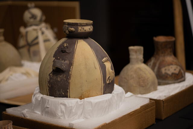 Cántaros fueron recuperados y entregados a la Embajada de Perú en Chile. Foto: Servicio Nacional del Patrimonio Cultural. Cántaros fueron recuperados y entregados a la Embajada de Perú en Chile. Foto: Servicio Nacional del Patrimonio Cultural.