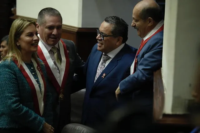 Santiváñez junto a algunos legisladores. Foto: Jhon Reyes/La República   