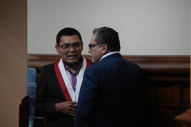  Santiváñez junto a algunos legisladores. Foto: Jhon Reyes/La República    