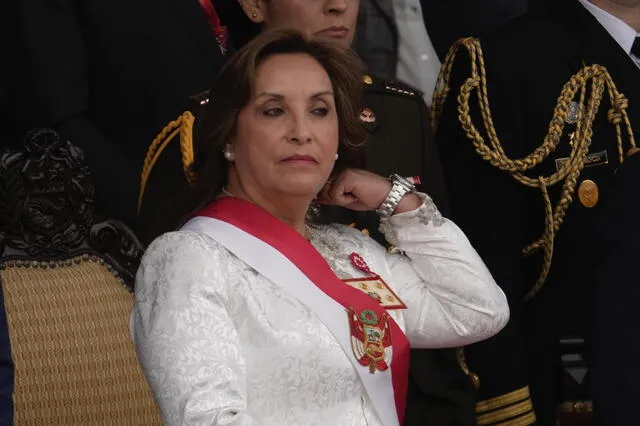Dina Boluarte en el estrado oficial de la Parada Militar. Foto: John Reyes-URPI/R Dina Boluarte en el estrado oficial de la Parada Militar. Foto: John Reyes-URPI/R