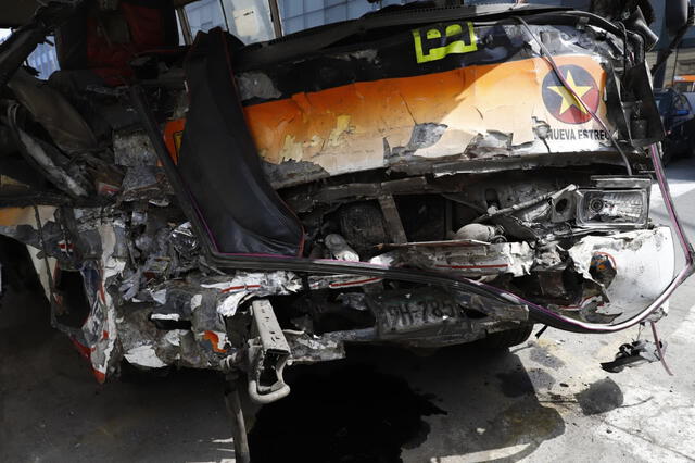 Parte delantera de la cúster que chocó contra bus del Metropolitano en Cercado de Lima. Parte delantera de la cúster que chocó contra bus del Metropolitano en Cercado de Lima.